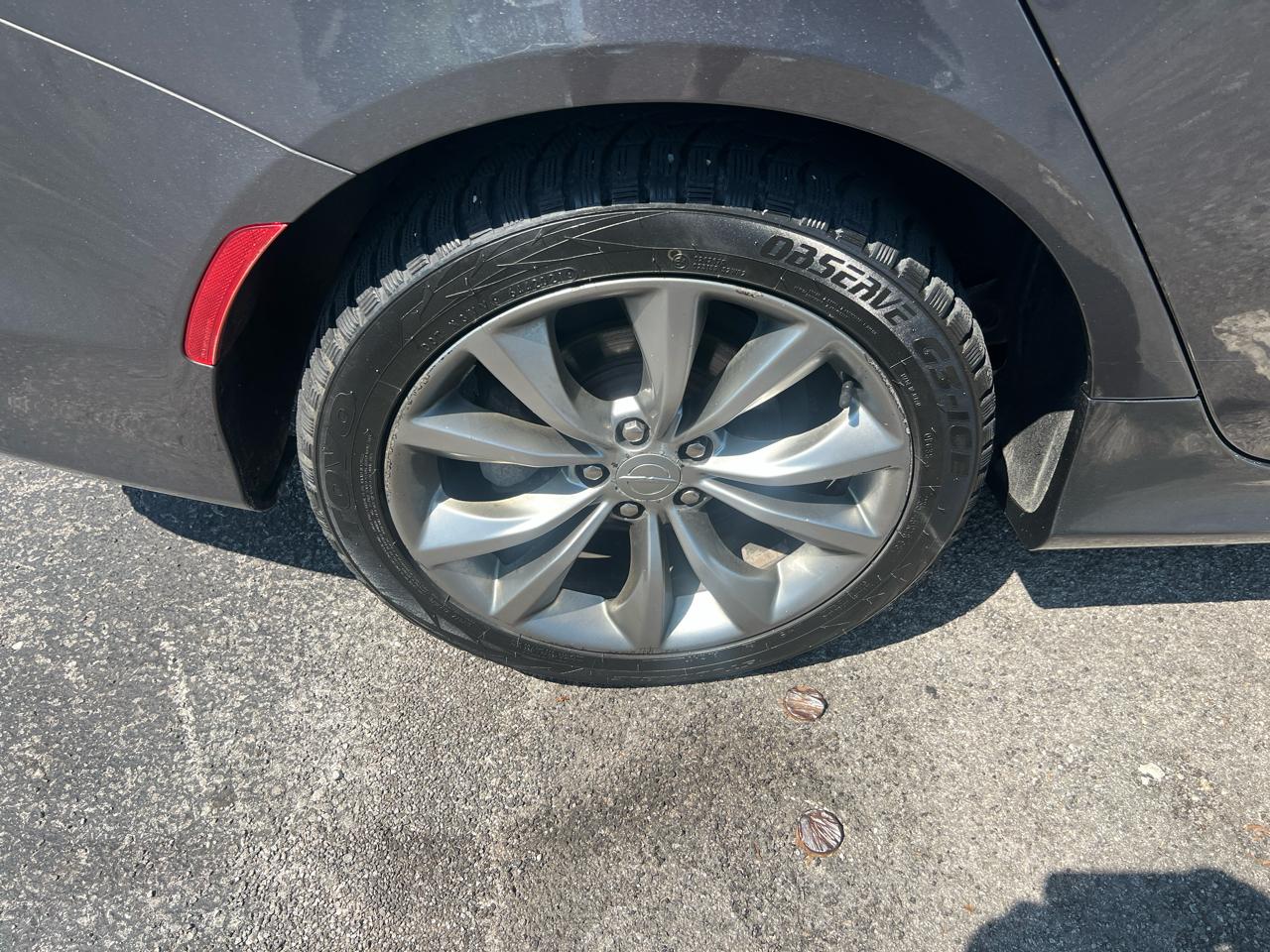 Chrysler 200 4dr Sdn S AWD 2017