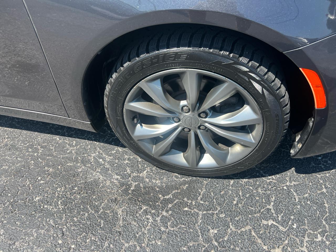 Chrysler 200 4dr Sdn S AWD 2017
