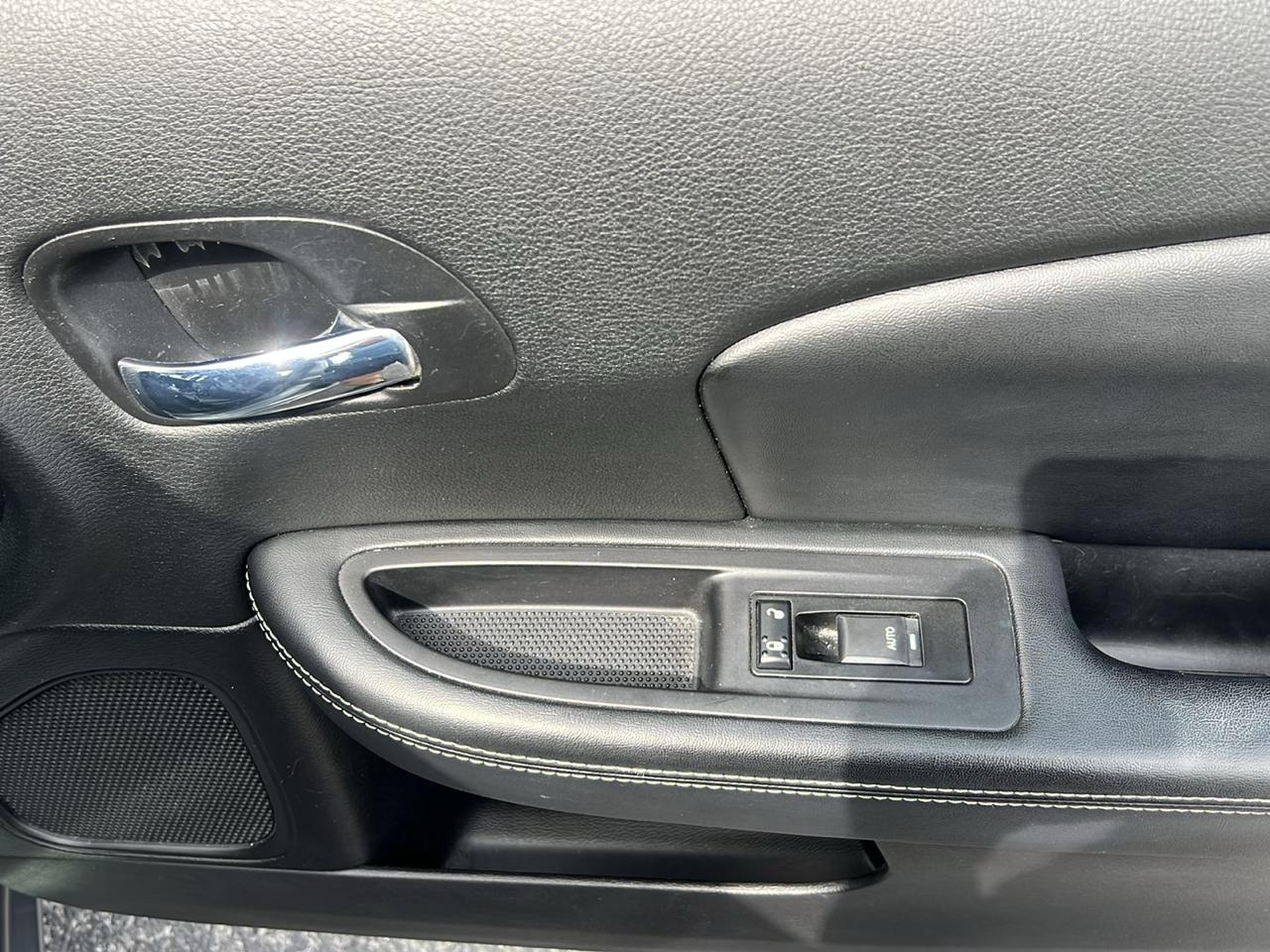 Chrysler 200 4dr Sdn Limited 2011