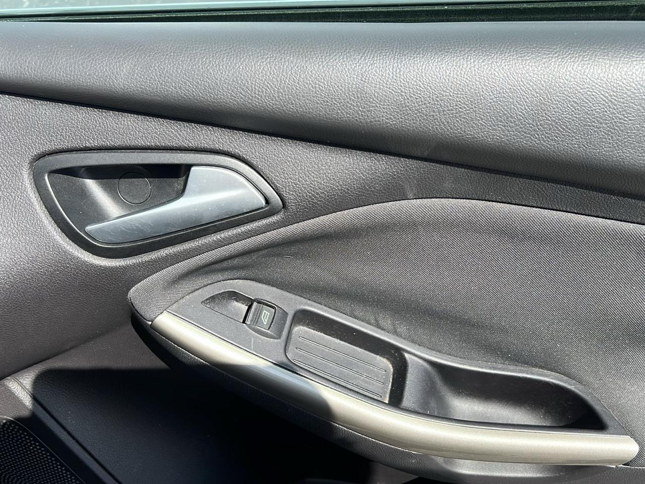Ford Focus 5dr HB SEL 2012