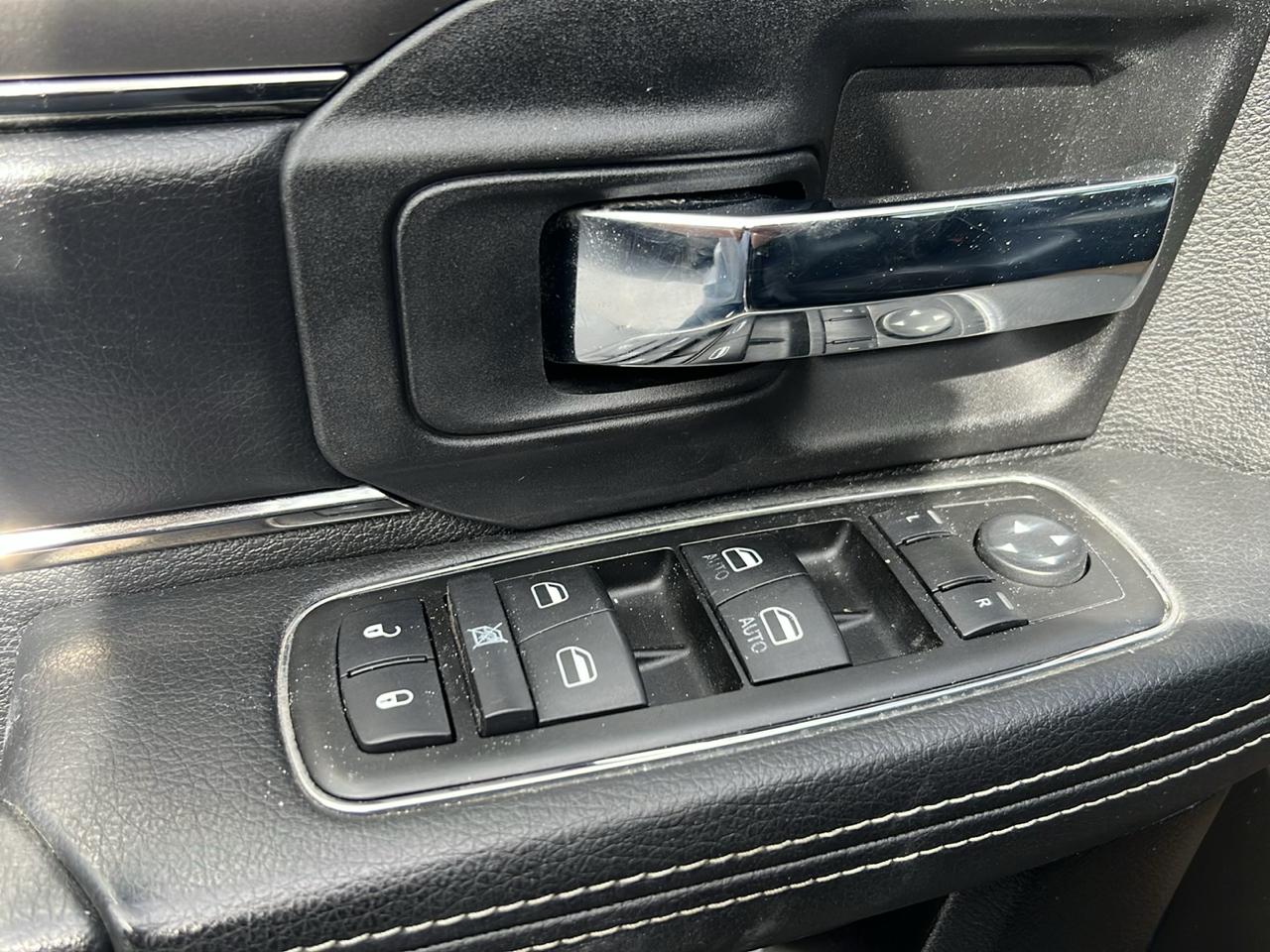 RAM 1500 4WD Crew Cab 140.5" Sport 2014