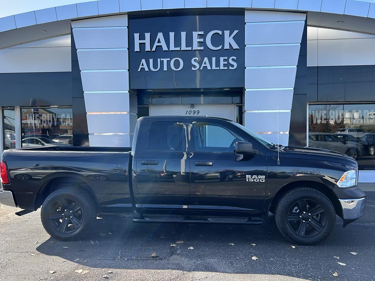 RAM 1500 4WD Quad Cab 140.5" ST 2017