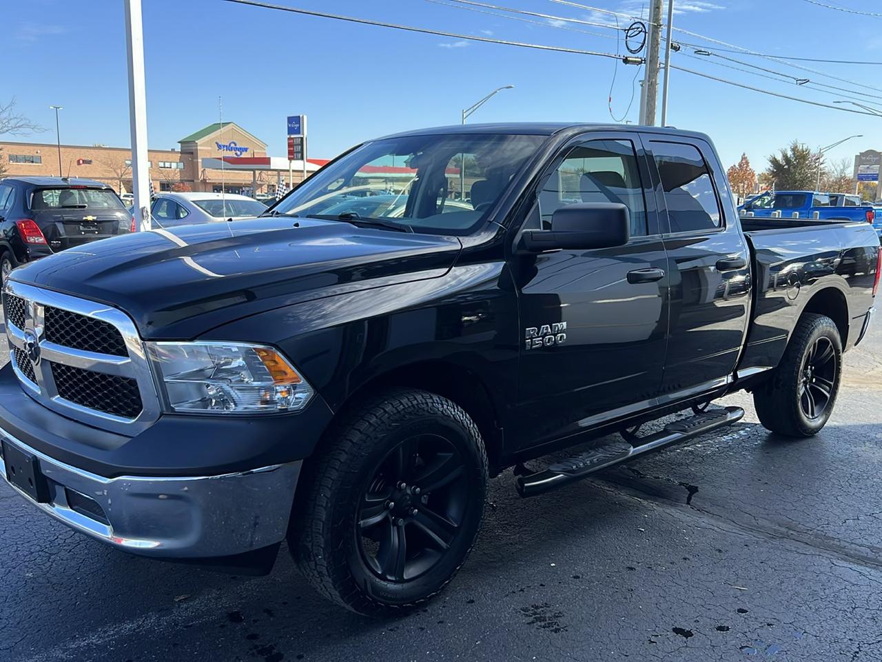 RAM 1500 4WD Quad Cab 140.5" ST 2017