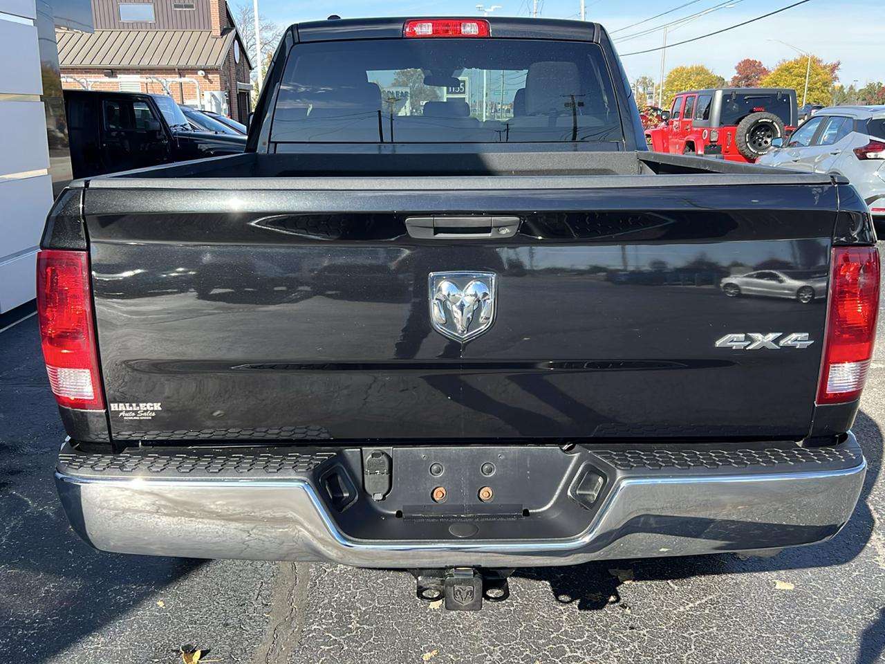 RAM 1500 4WD Quad Cab 140.5" ST 2017