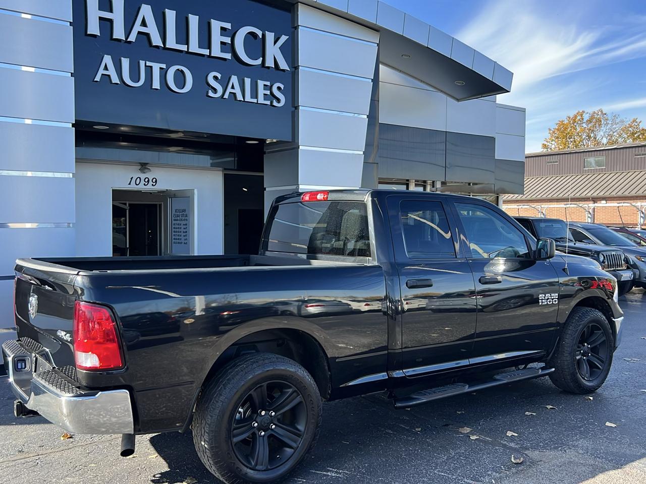RAM 1500 4WD Quad Cab 140.5" ST 2017