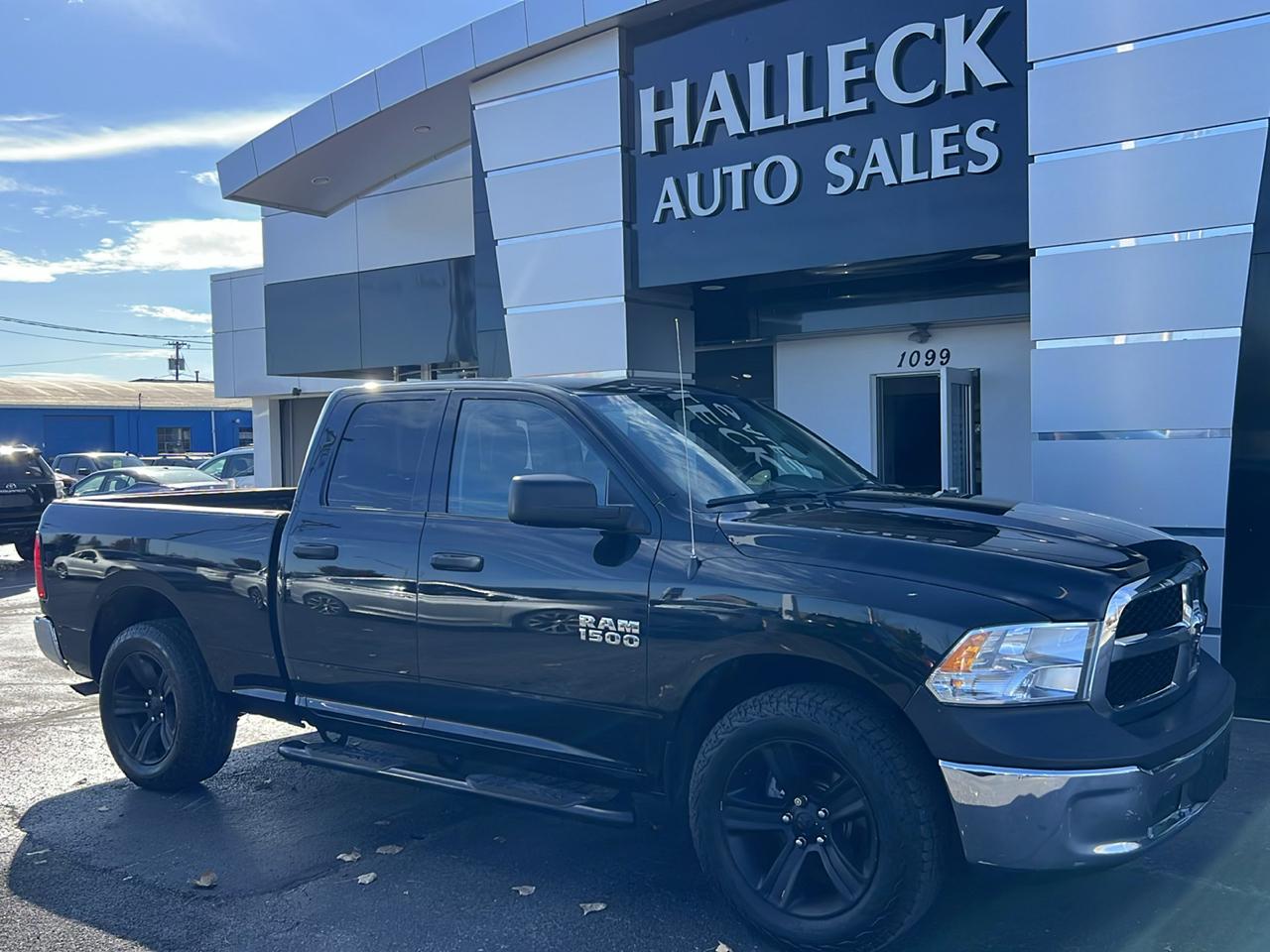 RAM 1500 4WD Quad Cab 140.5" ST 2017