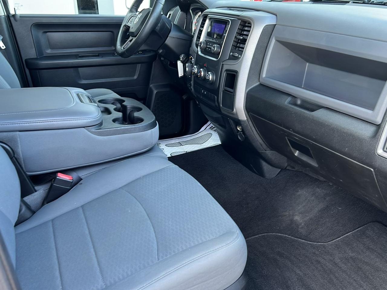 RAM 1500 4WD Quad Cab 140.5" ST 2017