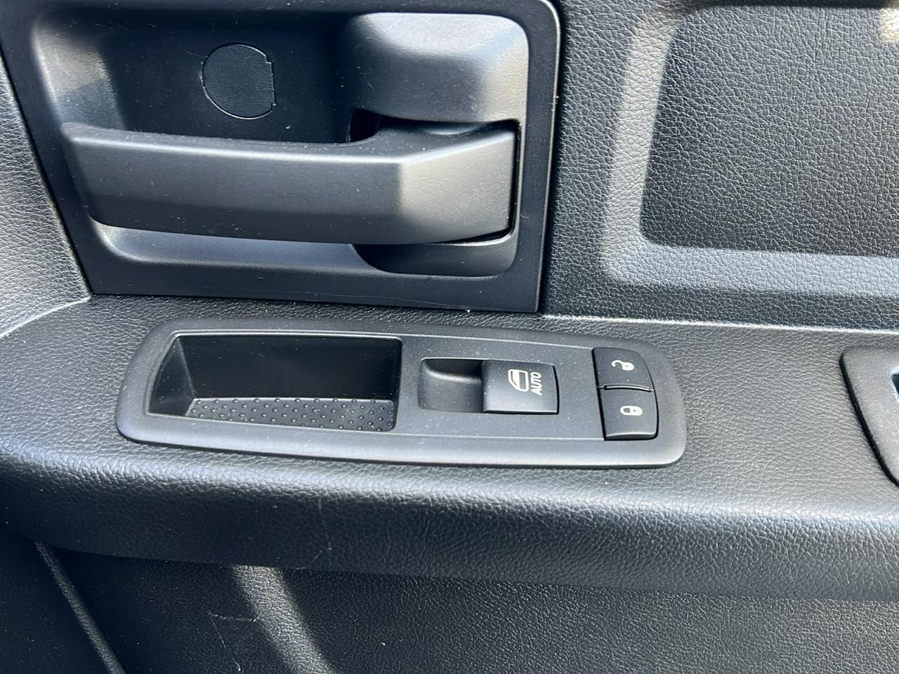 RAM 1500 4WD Quad Cab 140.5" ST 2017