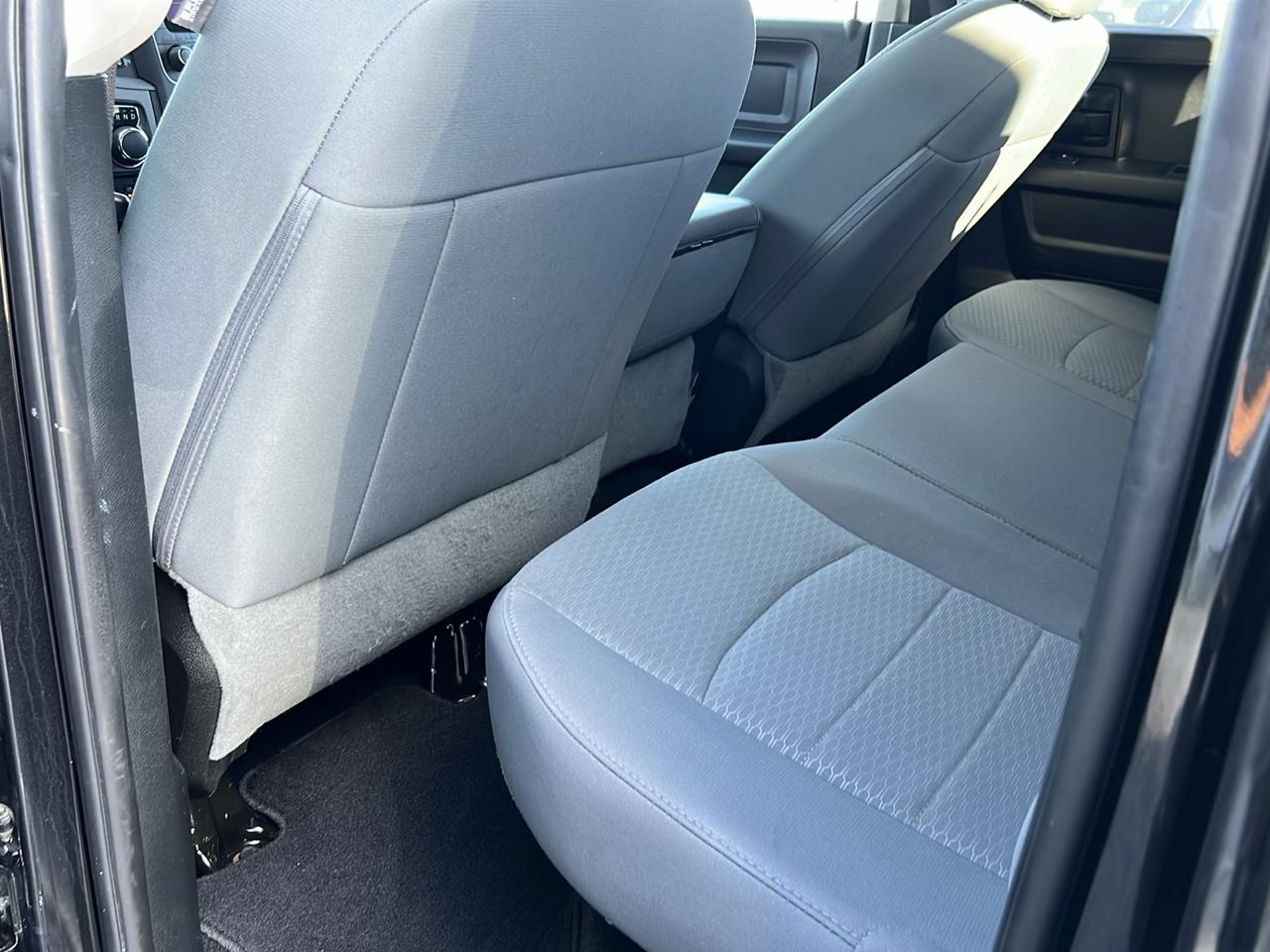 RAM 1500 4WD Quad Cab 140.5" ST 2017