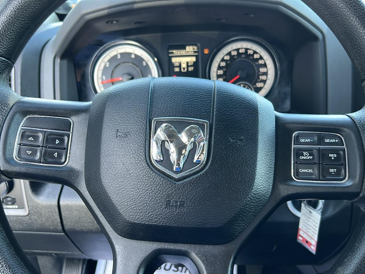 RAM 1500 4WD Quad Cab 140.5" ST 2017