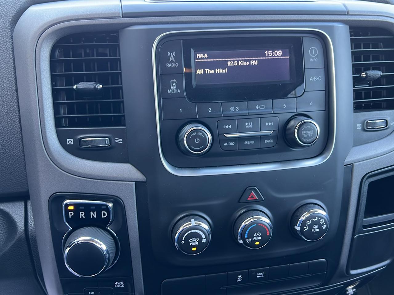 RAM 1500 4WD Quad Cab 140.5" ST 2017