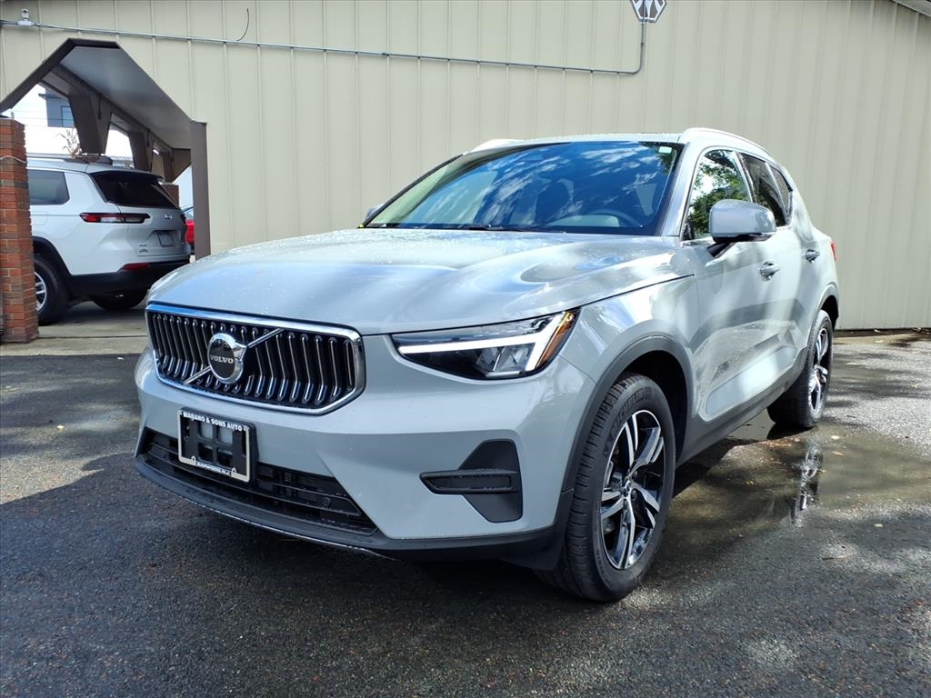 2025 Volvo XC40 Core's photo