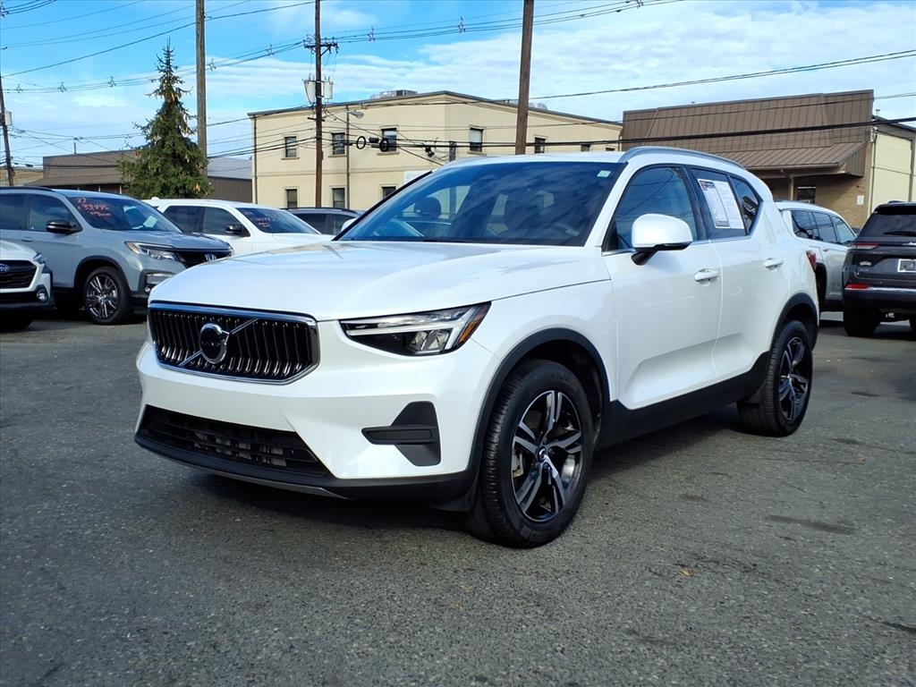 2025 Volvo XC40 Core's photo