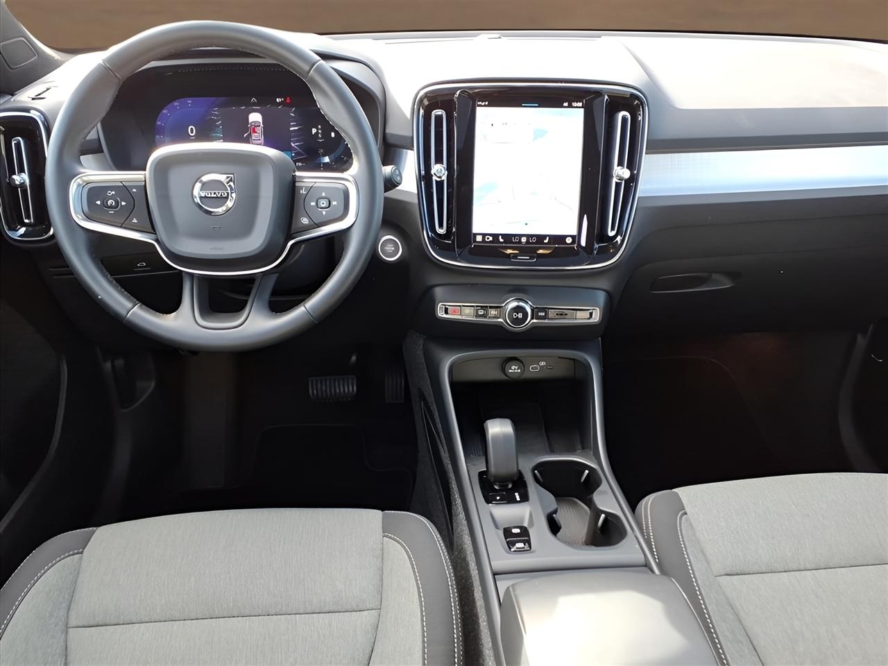 Volvo XC40 B5 AWD Core Bright Theme 2025