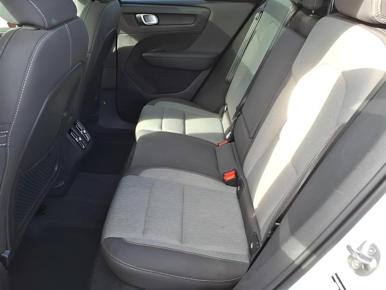 Volvo XC40 B5 AWD Core Bright Theme 2025