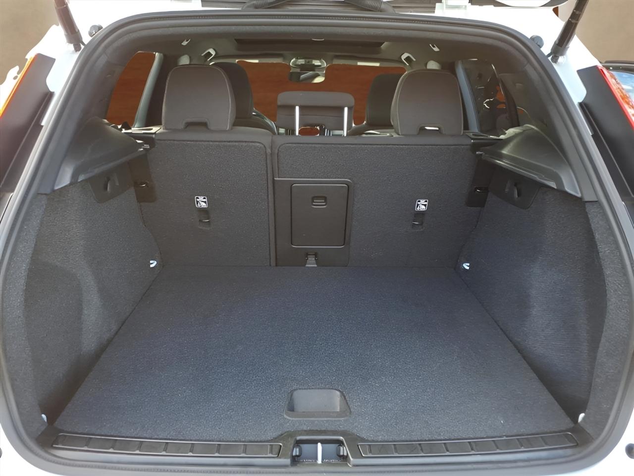 Volvo XC40 B5 AWD Core Bright Theme 2025