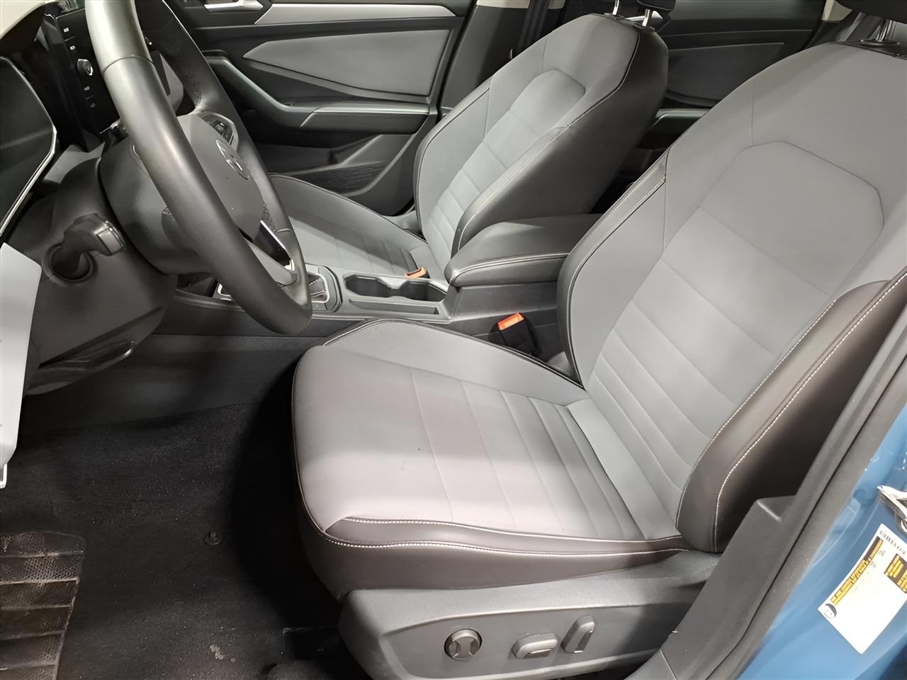 Volkswagen Jetta SE Auto 2025