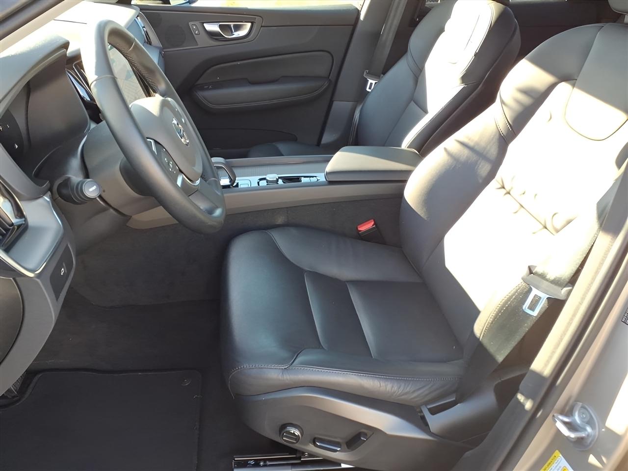 Volvo XC60 B5 AWD Core 2025