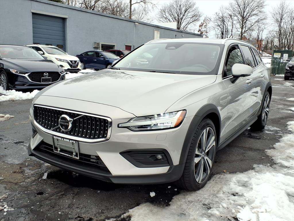 Volvo V60 Cross Country B5 AWD Plus 2025