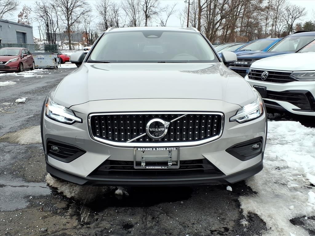 Volvo V60 Cross Country B5 AWD Plus 2025