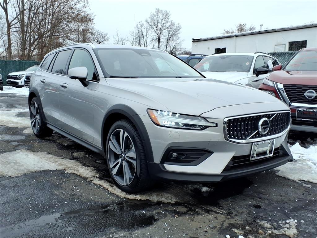 Volvo V60 Cross Country B5 AWD Plus 2025