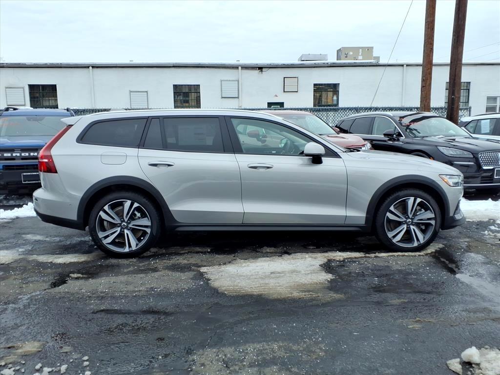 Volvo V60 Cross Country B5 AWD Plus 2025
