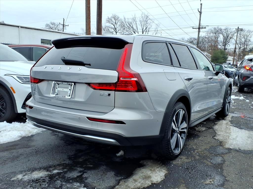 Volvo V60 Cross Country B5 AWD Plus 2025