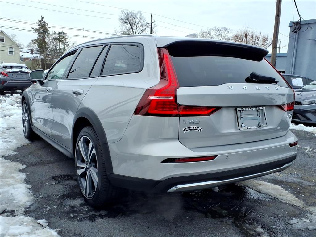Volvo V60 Cross Country B5 AWD Plus 2025