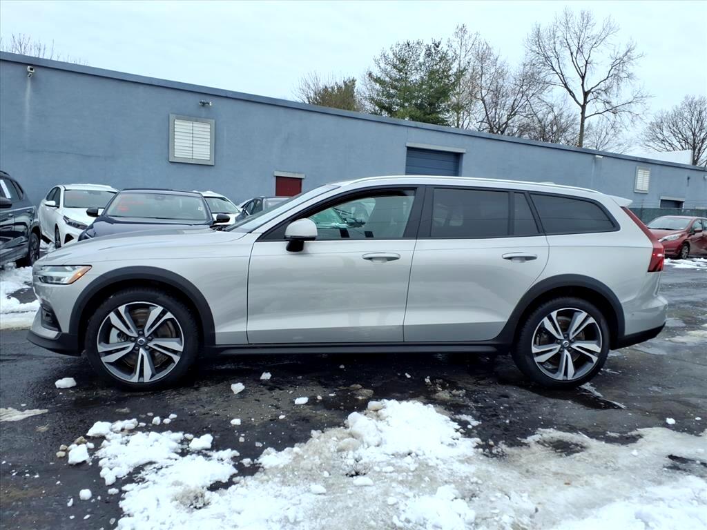 Volvo V60 Cross Country B5 AWD Plus 2025