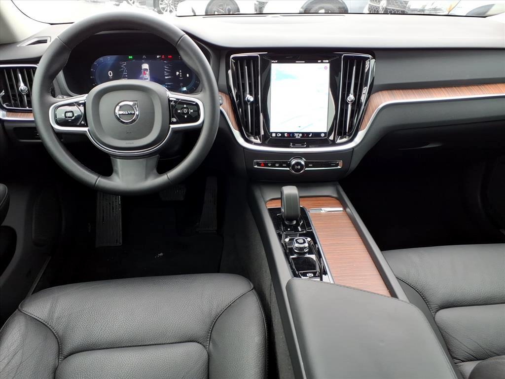 Volvo V60 Cross Country B5 AWD Plus 2025