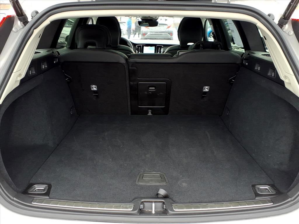 Volvo V60 Cross Country B5 AWD Plus 2025