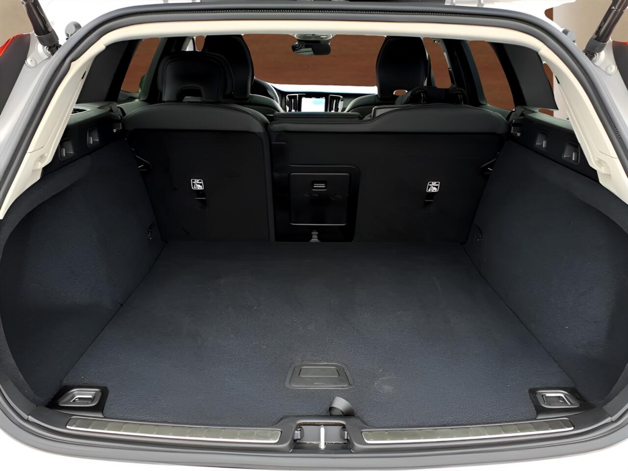 Volvo V60 Cross Country B5 AWD Plus 2025