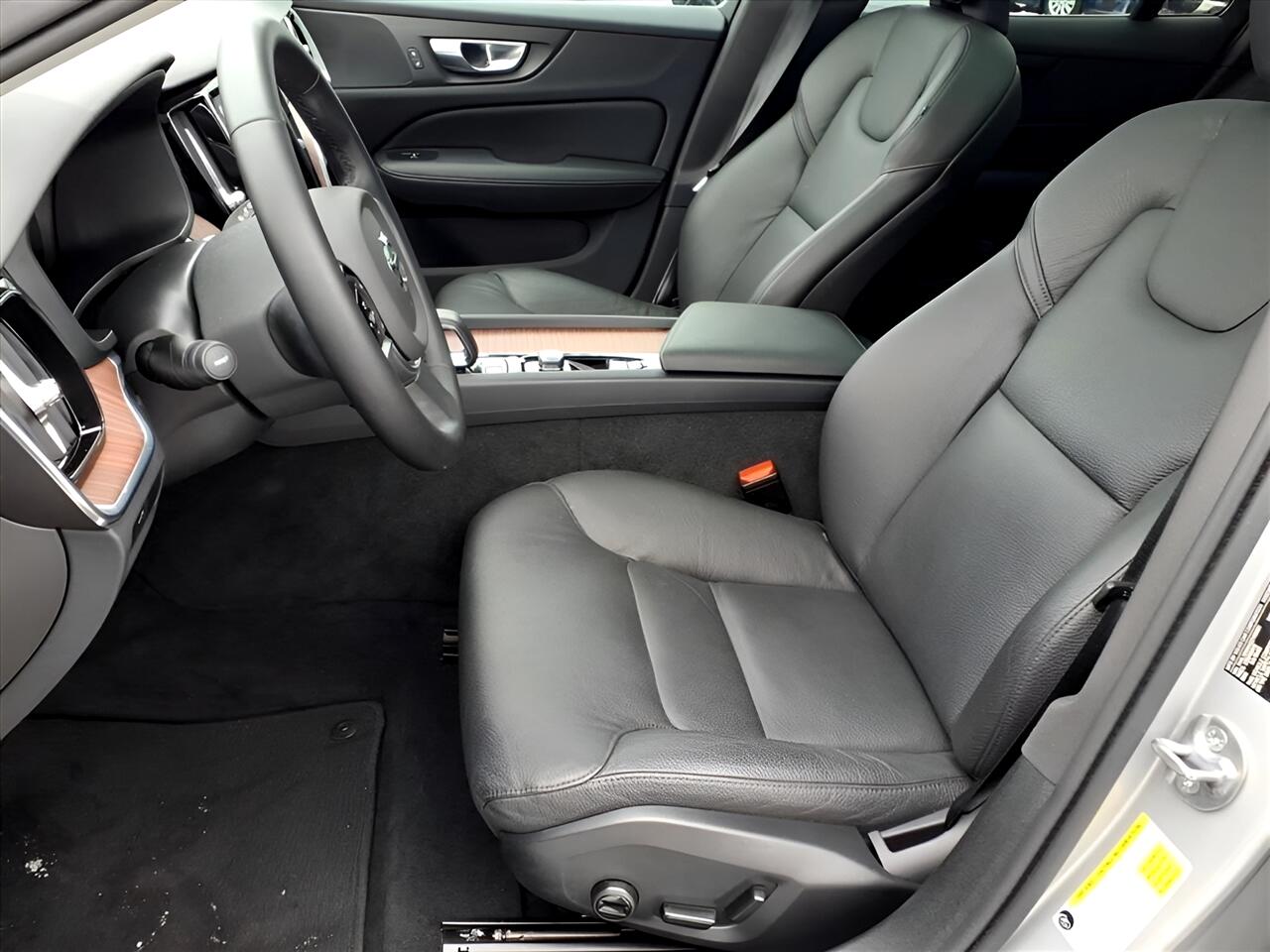 Volvo V60 Cross Country B5 AWD Plus 2025