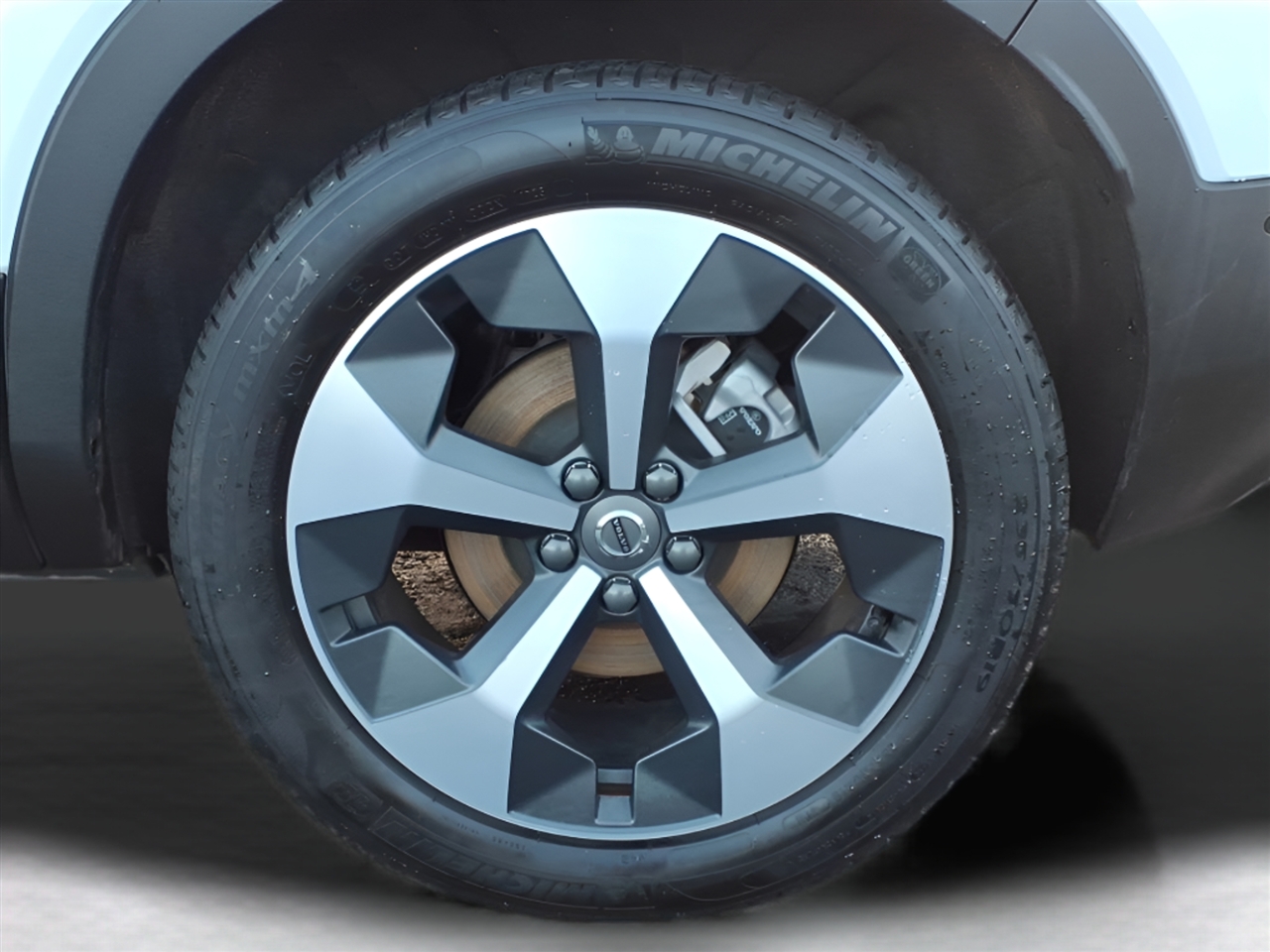 Volvo XC40 B5 AWD Plus Bright Theme 2025