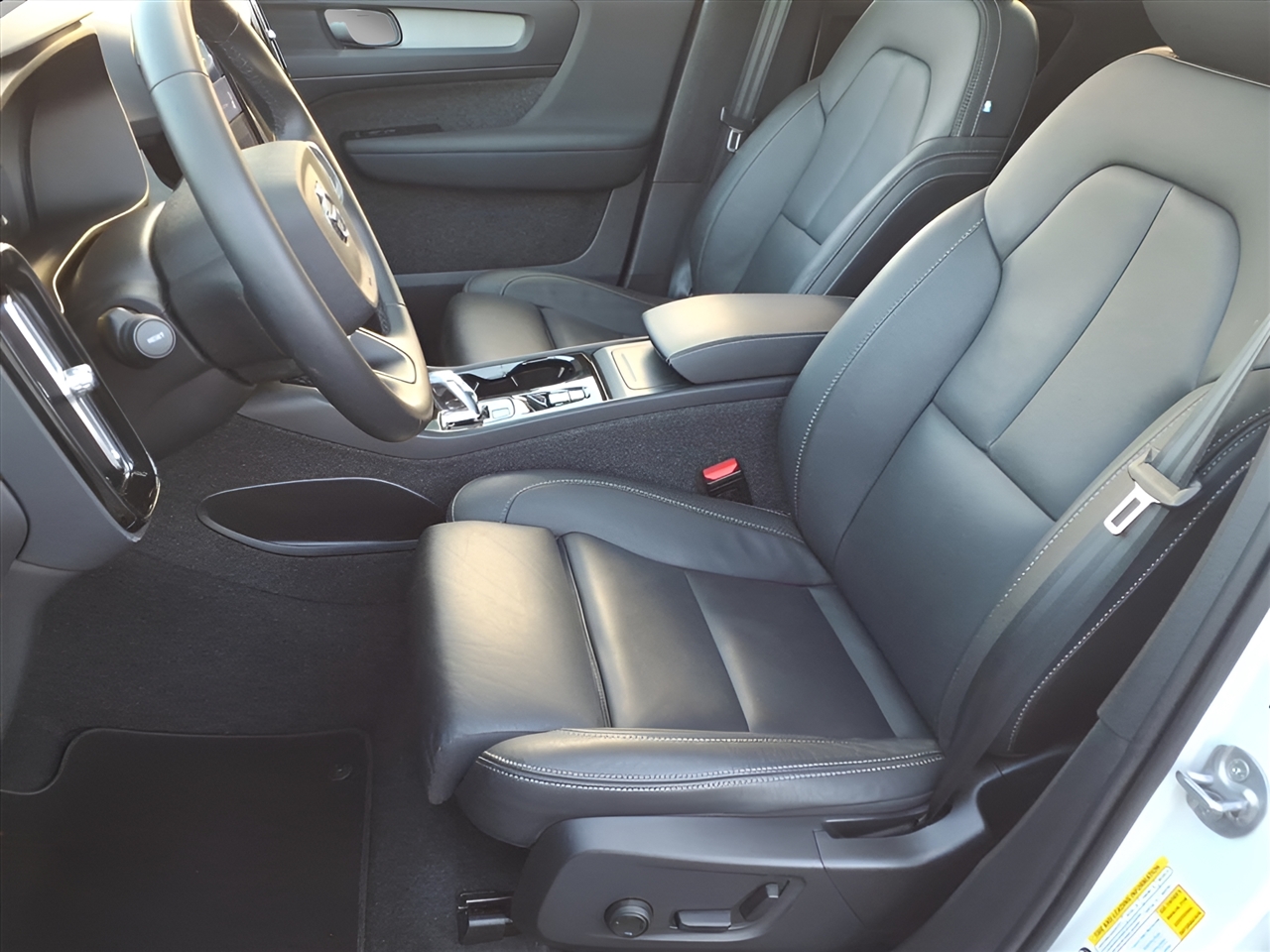 Volvo XC40 B5 AWD Plus Bright Theme 2025