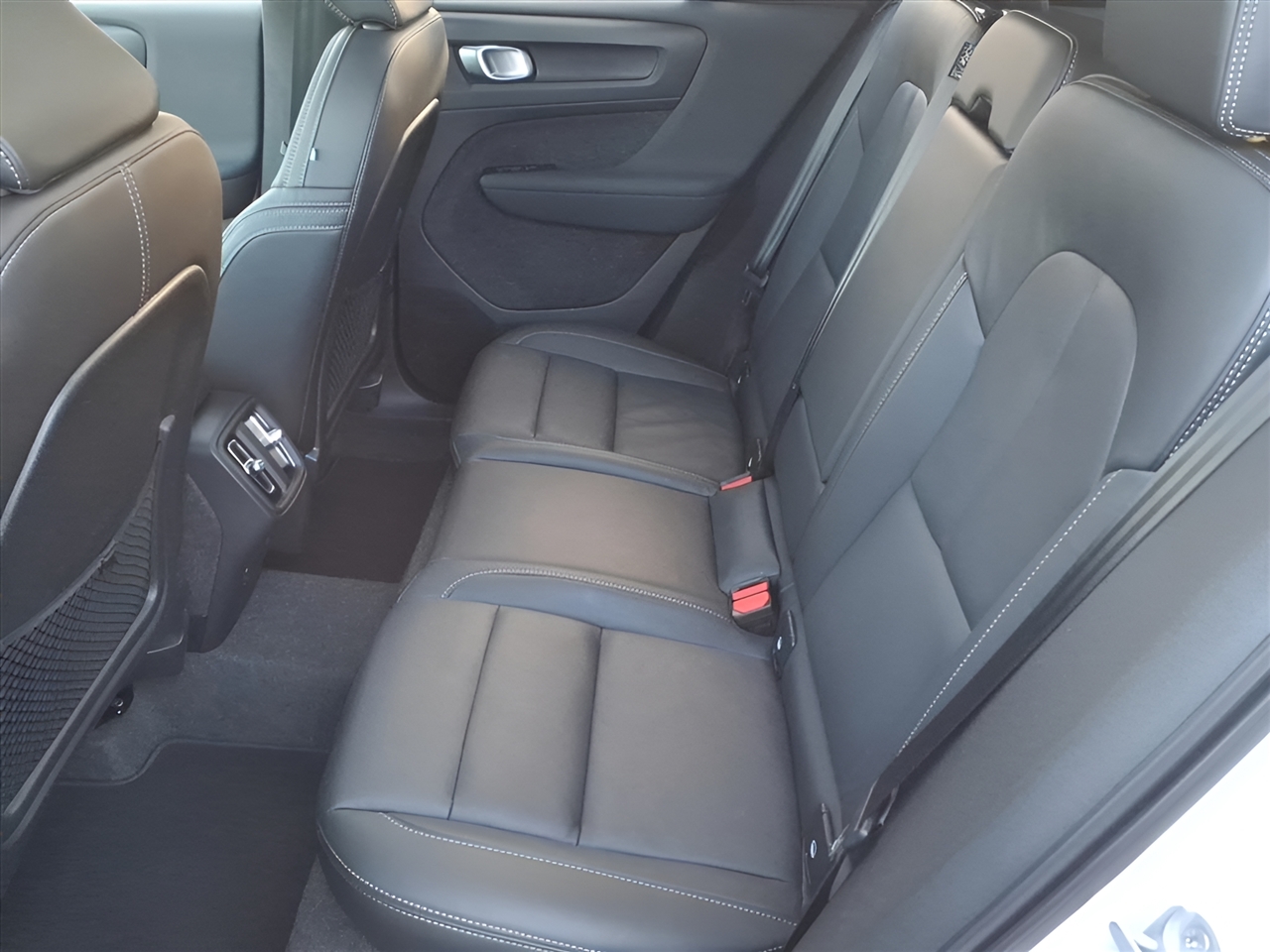 Volvo XC40 B5 AWD Plus Bright Theme 2025