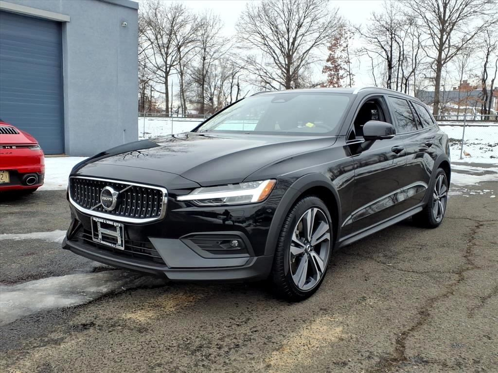 Volvo V60 Cross Country B5 AWD Plus 2025