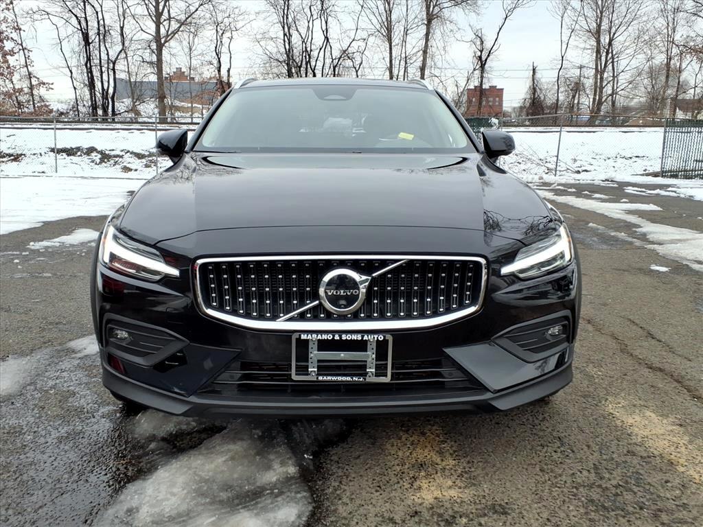 Volvo V60 Cross Country B5 AWD Plus 2025