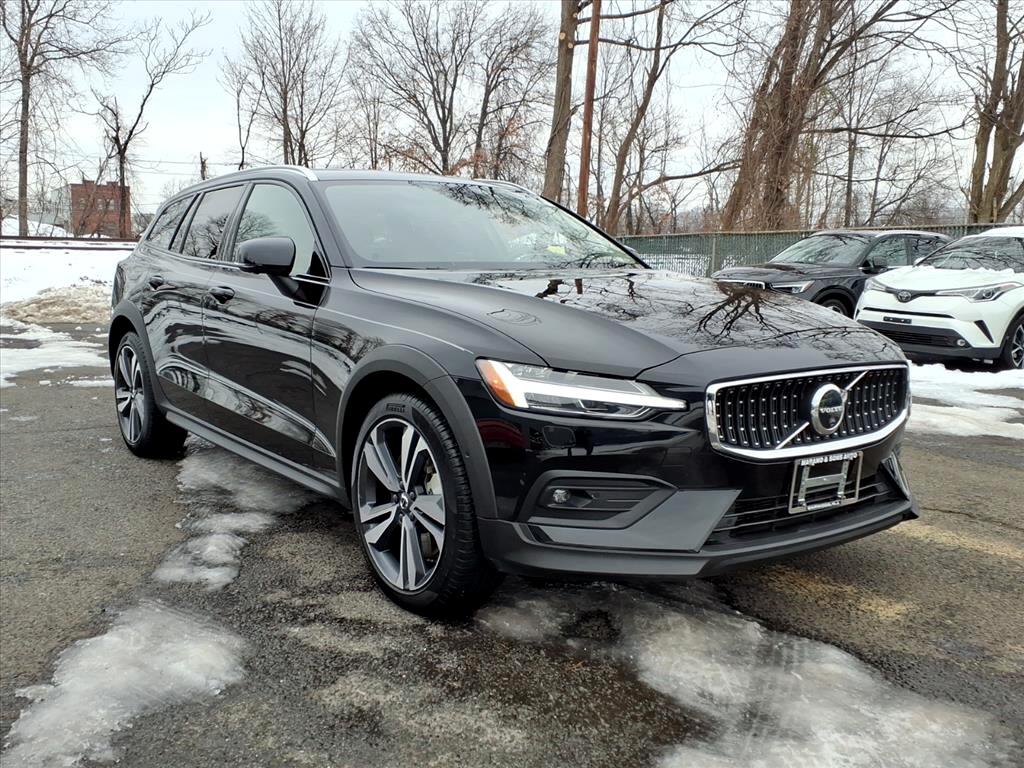 Volvo V60 Cross Country B5 AWD Plus 2025