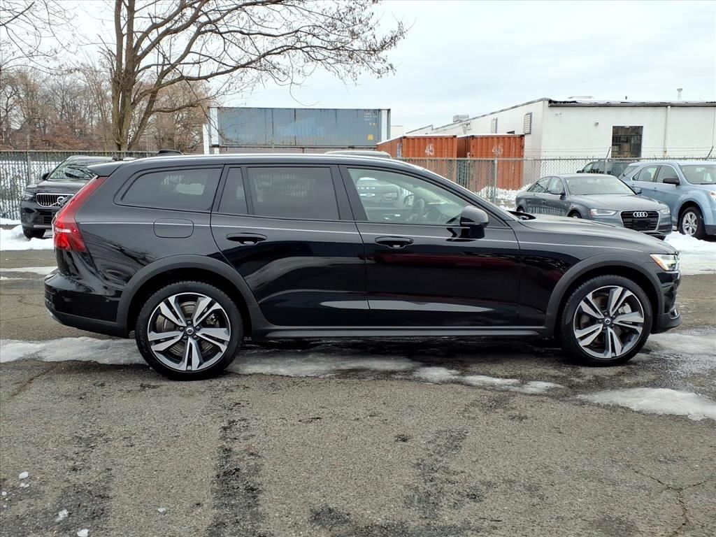 Volvo V60 Cross Country B5 AWD Plus 2025