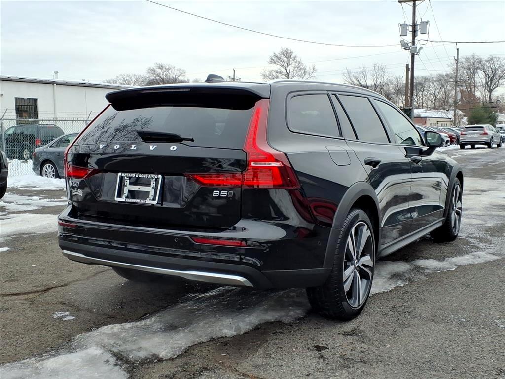 Volvo V60 Cross Country B5 AWD Plus 2025