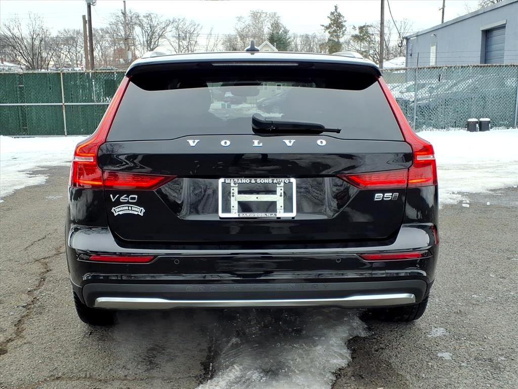 Volvo V60 Cross Country B5 AWD Plus 2025