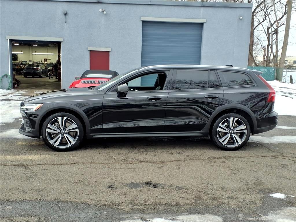 Volvo V60 Cross Country B5 AWD Plus 2025