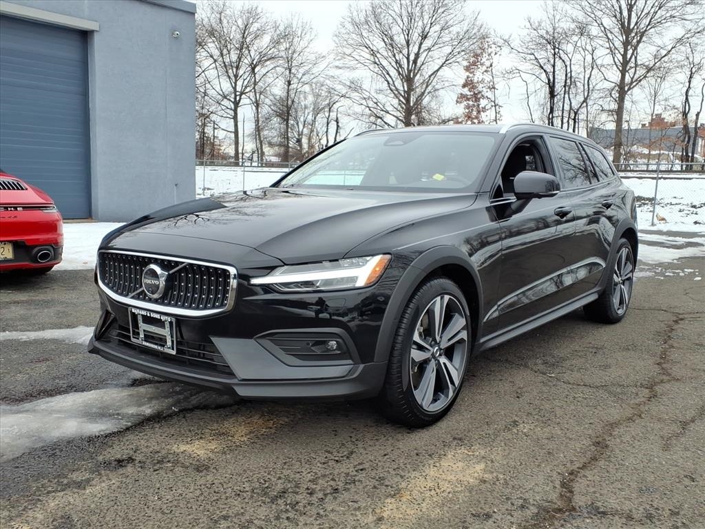 2025 Volvo V60 Cross Country Plus's photo