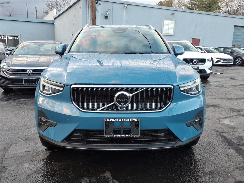 Volvo XC40 B5 AWD Plus Bright Theme 2025