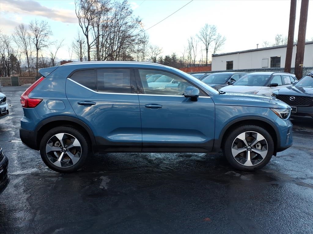 Volvo XC40 B5 AWD Plus Bright Theme 2025