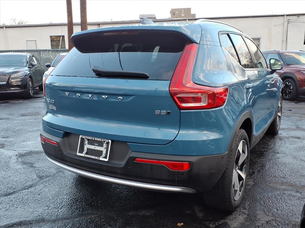 Volvo XC40 B5 AWD Plus Bright Theme 2025