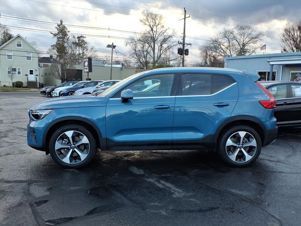Volvo XC40 B5 AWD Plus Bright Theme 2025