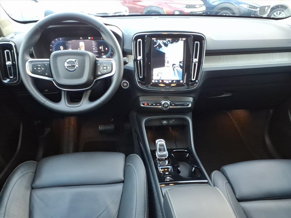Volvo XC40 B5 AWD Plus Bright Theme 2025