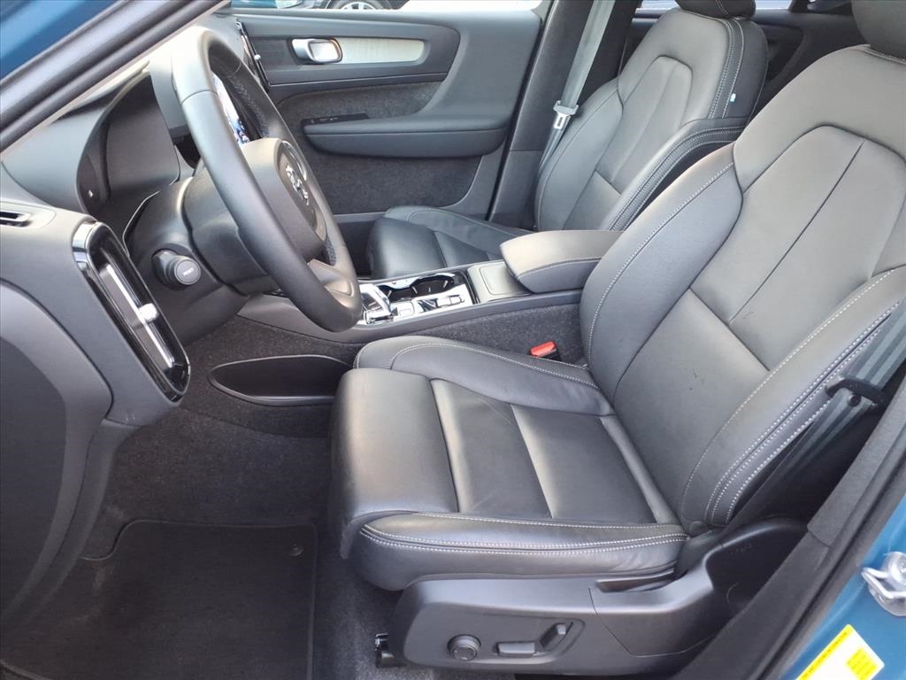 Volvo XC40 B5 AWD Plus Bright Theme 2025